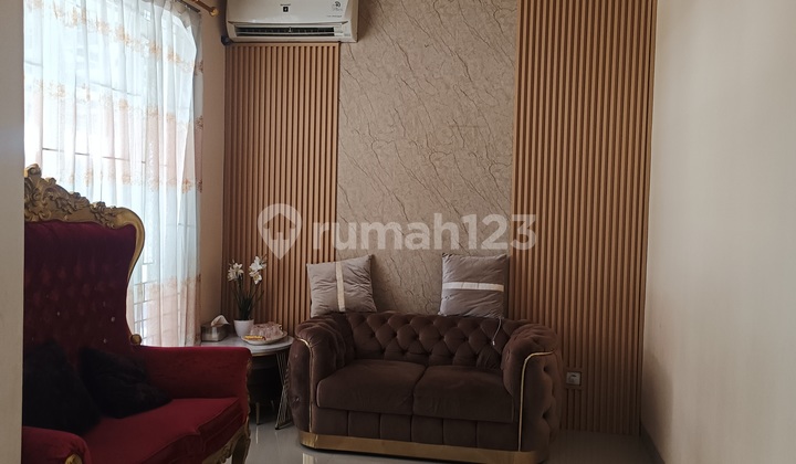 Siap Huni, Rumah, 2 Lantai 3+1 Kamar Tidur Lokasi Hook 2