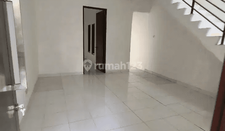 Bu Rumah 2 Lantai Unfurnished SHM 3 Kamar Tidur Kawasan Premium 1