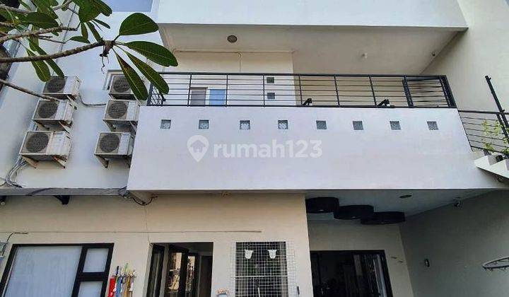 Rumah 2 Lantai Estetik Rapi SHM Bonus Kolam Renang Pribadi  1