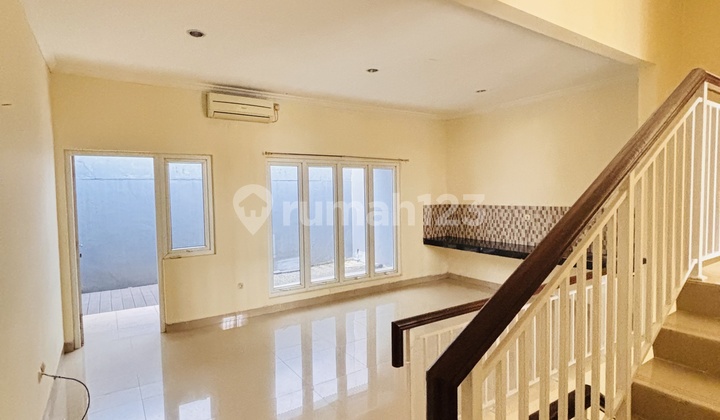 Bu Rumah Bagus Unfurnished Model Split Level 2,5 Lantai
