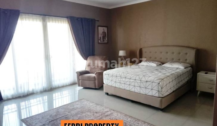 Rumah 3 Lantai Bagus Furnished Dekat Masjid Akses 200M2 Pintu Tol