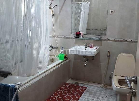 Rumah Luas 198 M2 SHM Depan Taman 4 Kamar Tidur Bebas Banjir