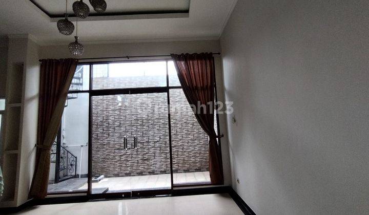 Rumah 2 Lantai Bagus Semi Furnished SHM Dekat Mall 200 M2 Toll 2