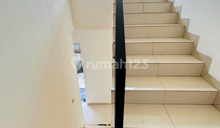 Ready to Occupy, House, 2 Floors, Freehold Title, Flood-Free Hook Location 2