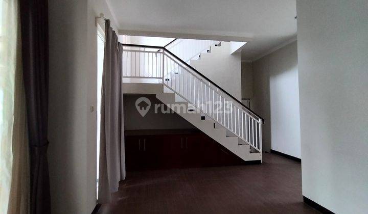 Rumah 2 Lantai Bagus Semi Furnished SHM Dekat Mall 200 M2 Toll 1