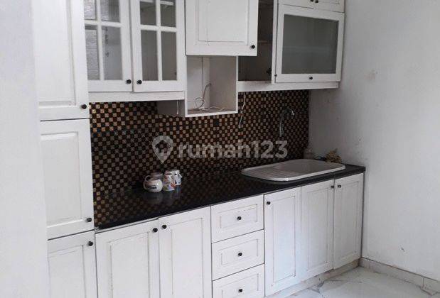 Rumah 2 Lantai Unfurnished SHM 4 +1 Kamar Tidur Dekat Mall Tsm  2