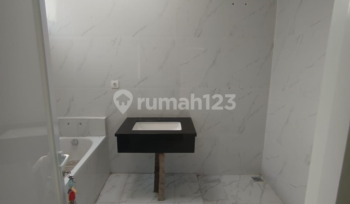 Rumah, 2 Lantai, SHM, Siap Huni Rapi 4+1 Kamar Tidur