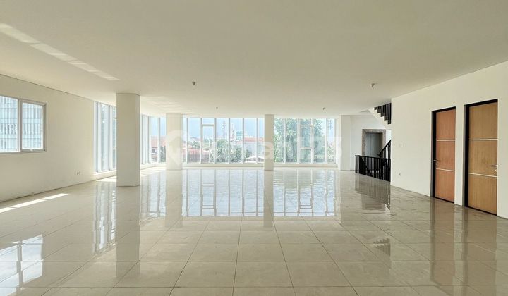 Gedung Di Jalan Pramuka 