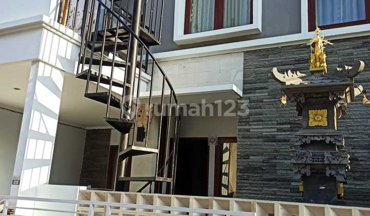 Rumah di jl Melati dekat polda bali 2 Lantai Baru