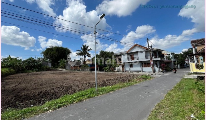 Tanah Utara Ugm Dijual Cepat, Mobil Papasan di Jl Kaliurang KM 9