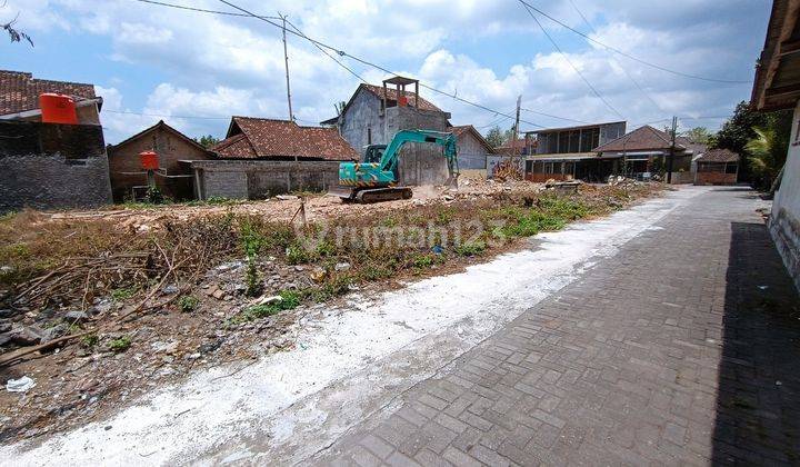 Utara kampus UGM di jalan kaliurang km 9 , SHM ready 2