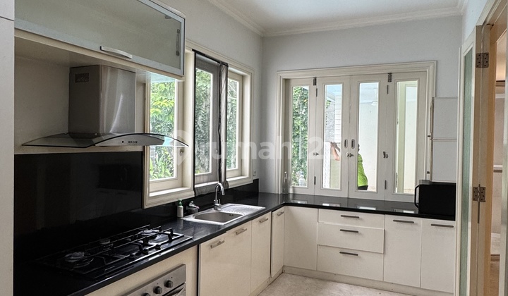 Rumah di Pondok Indah Dekat ke Jis 1