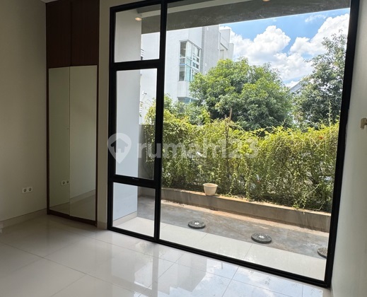 Turun Harga! Rumah 3 Lantai di Gatot Subroto - Dalam Komplek Ada Pool 2