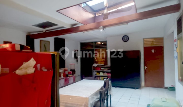 Dekat GBK & Permata Hijau! Rumah 2 Lantai 5KT, Cocok Bangun Kost/Ruko!