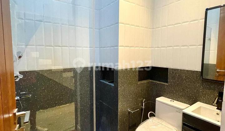 Sewa Rumah Baru Milimalis 3 Lantai di Cilandak-Ada Roof Top, Skylight, Bisa Kantor, Dekat Citos Sewa Rumah Baru Milimalis 3 Lantai di Cilandak-Ada Roof Top, Skylight, Bisa Kantor, Dekat Citos