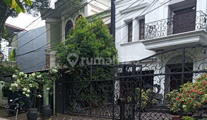 Murah! Harga Dekat NJOP! Rumah Cantik Siap Huni Jalan Lebar 3 mobil. Depan Taman! Murah! Harga Dekat NJOP! Rumah Cantik Siap Huni Jalan Lebar 3 mobil. Depan Taman!