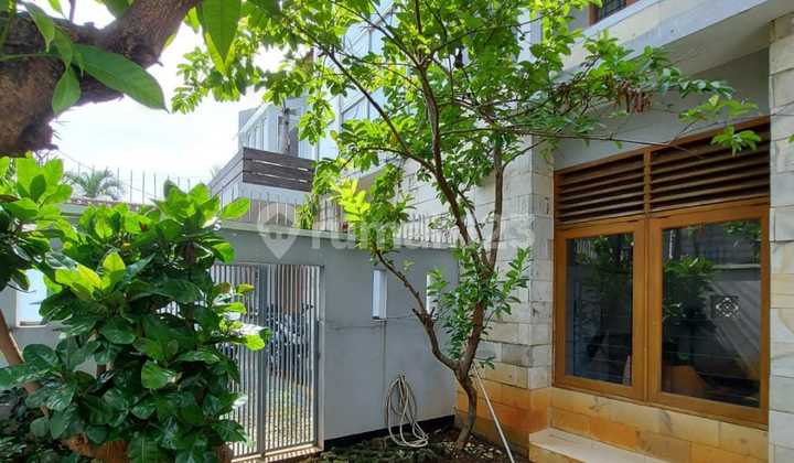 Rumah di Lebak Bulus, 2 lantai, 4+1 Kamar Tidur Rumah di Lebak Bulus, 2 lantai, 4+1 Kamar Tidur