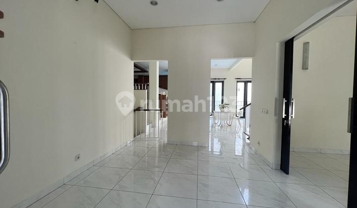 Dekat SCBD, Rumah Siap Huni 2 Lantai Ada Pool 2