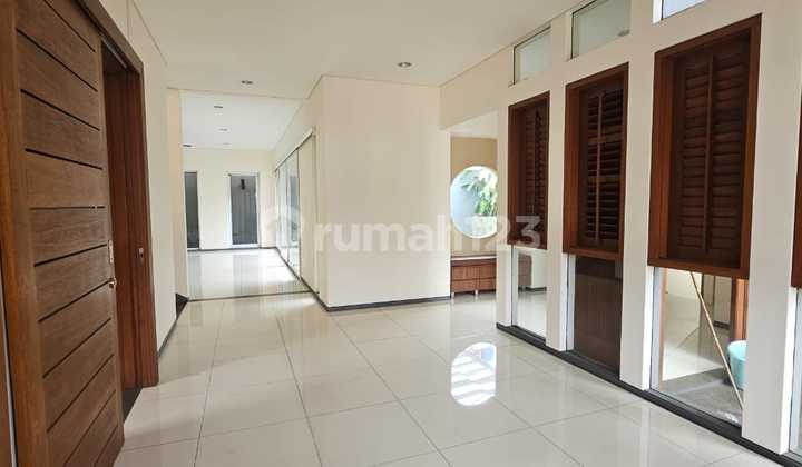 Dekat SCBD! Rumah Modern Ada Rooftop & Kolam, Siap Huni Sekarang 2