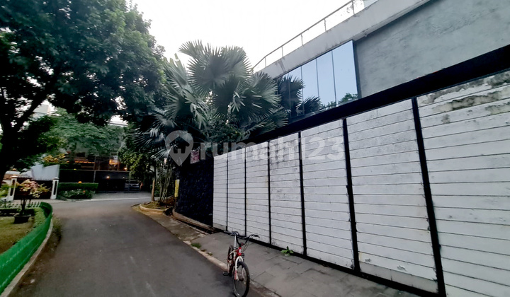 For Sale: House in Dempo Pakubuwono, Kebayoran Baru - 3 floors, Quiet Area, Facing Park