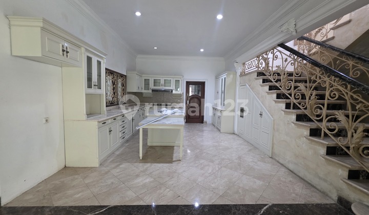 Premium Area Near SCBD Suitable for Offices and Residences, spacious land, includes a pool Premium Area Near SCBD Suitable for Offices and Residences, spacious land, includes a pool