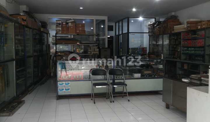 Ruko Pinggir jalan utama