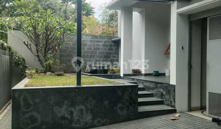 Rumah Bagus 2.5 Lantai Siap Huni Dekat Pusat Kota di Sayap Jalan Burangrang Bandung Rumah Bagus SHM Rumah Bagus 2.5 Lantai Siap Huni Dekat Pusat Kota di Sayap Jalan Burangrang Bandung Rumah Bagus SHM