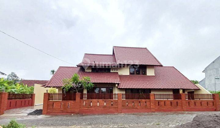 Rumah besar luas area Maguwoharjo Depok Sleman. SHM 1