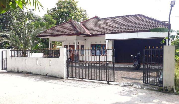 Rumah dgn tanah luas area Balecatur Gamping Sleman. Furnished. Shm 1