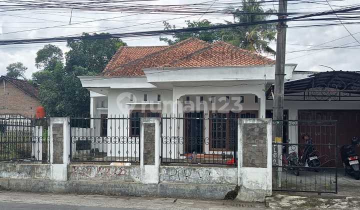 Spacious, nice rental house on Jl. Godean km 7, Sleman. SHM (Freehold Certificate). Godean, Sleman.