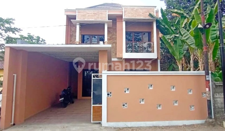 2-story house with private pool in good condition in Mlati, Sleman. Freehold title.