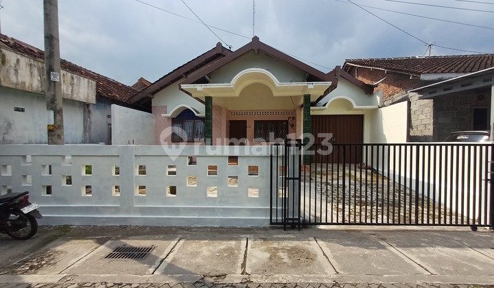 Rumah Cukup Luas 7 Menit ke Tugu Jogja Tegalrejo Yogyakarta Rumah Cukup Luas 7 Menit ke Tugu Jogja Tegalrejo Yogyakarta