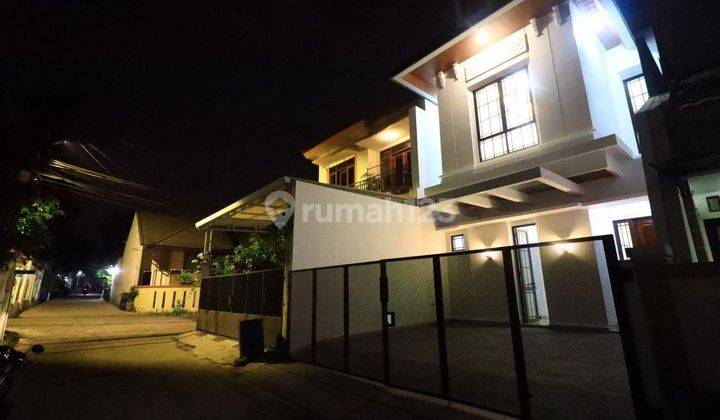 Rumah Eksklusif 2 Lantai, Carport 2 Mobil, Lokasi Strategis 2