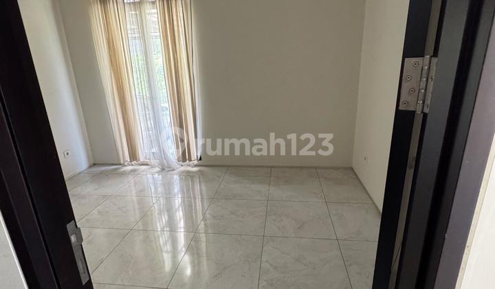 For Rent  Rumah Hook 2 Lantai - KBP