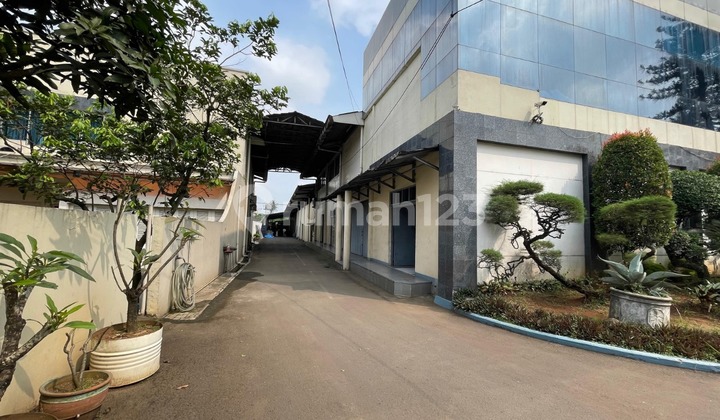 For Sale: A nice and clean, highly strategic factory/warehouse on the main road. For Sale: A nice and clean, highly strategic factory/warehouse on the main road.