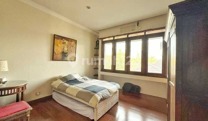 FOR SALE A house featuring modern tropical architecture with touches of traditional Indonesian structure. Designed with tiered wide roofs, large openings, and a harmonious connection between indoor and outdoor spaces, this home offers maximum comfort in 2