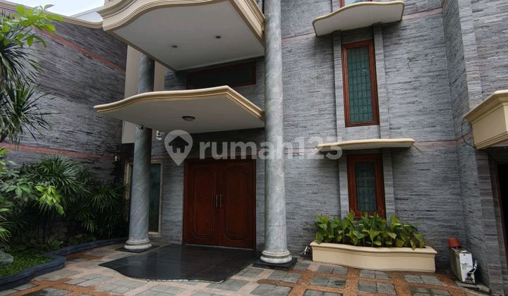 Rumah 3 Lantai di Puri Indah di Jalan Besar Luas Tanah 480M2 Bangunan 980M2 Full Marmer dan Kayu Jati Utuh 1 Pohon Cocok untuk Tempat Tinggal atau Usaha