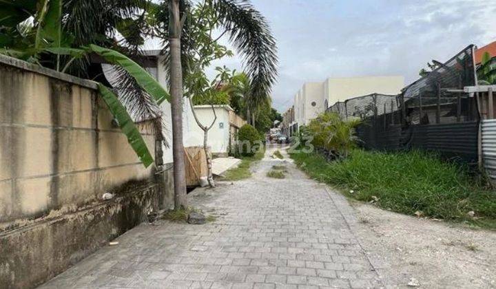 Langka Tanah kecil kawasan villa di jalan pantai berawa canggu, Bali akses jalan 4 meter 1