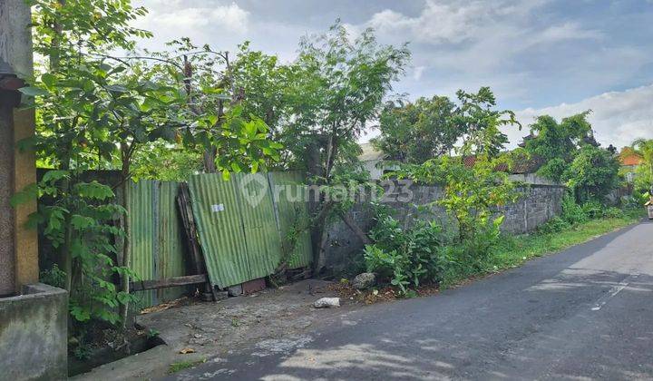 The land on Sunset road, Kuta, is surrounded by a wall 1