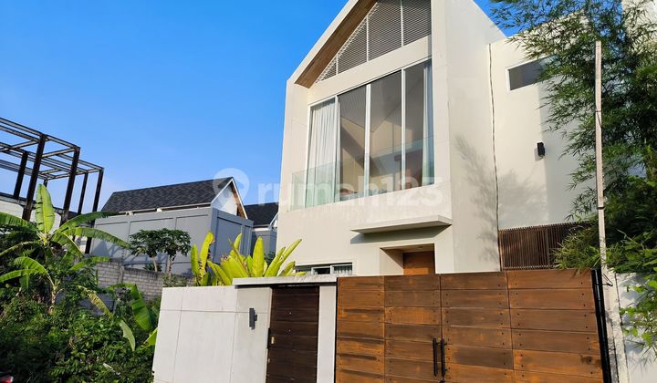 Villa Modern Mewah 2 Lantai Dengan Kolam Renang Di Ungasan