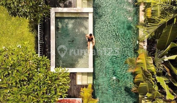 Villa 2 Lantai Elegan Dengan Taman Besar Di Kerobokan