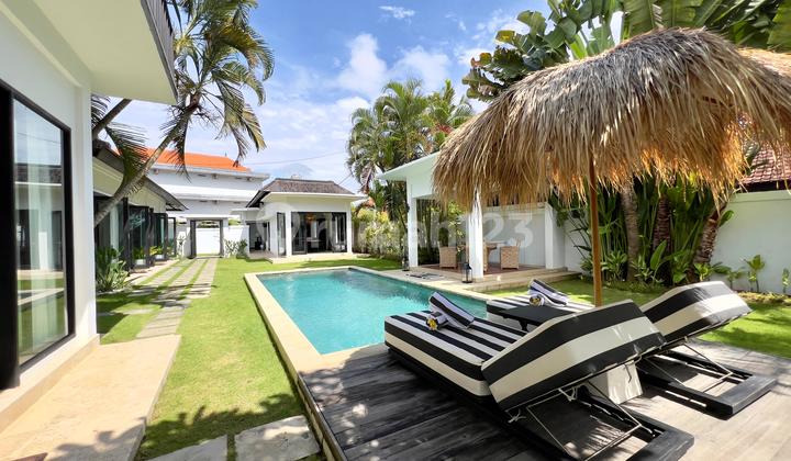 Villa Mewah Tropis Dekat Pantai Batu Bolong Canggu Bali