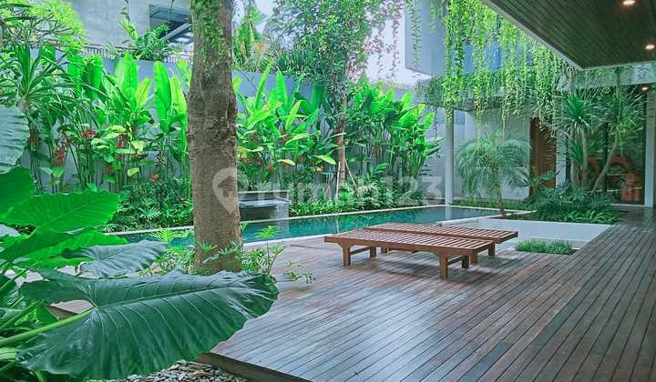Vila Modern Eksklusif 4 Kamar Kolam Panjang di Bumbak