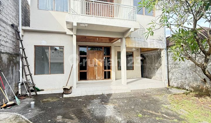 Rumah Modern Klasik 2 Lantai Dekat Seminyak Kerobokan