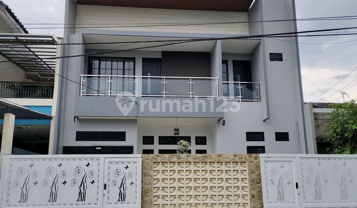 Rumah Mewah Dengn Kolam Renanh Di Pusat Kota Bsd Dekat Stasiun di BSD Griya Loka