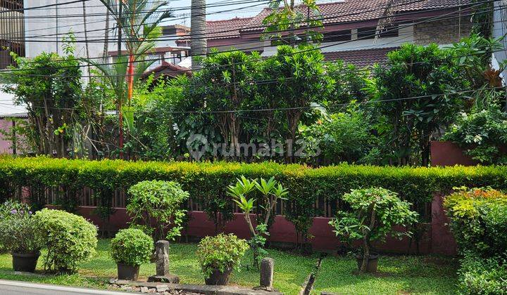 Rumah 2 Lantai, Masih di Huni. T 388, B 300 M2. Dekat Halte Tj