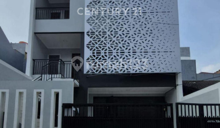 Rumah Baru Renov 3 Lantai Cantik Nya di Kelapa Gading