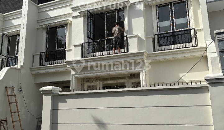 Rumah Mewah American Classic dengan Rooftop Luas di Cempaka Putih 1