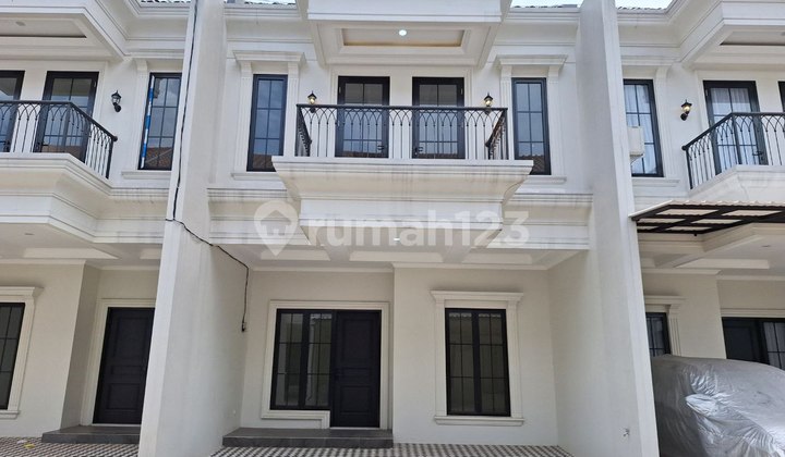 Rumah Mewah, Lokasi Premium di dalam Cluster, Samping Alun-Alun GDC Depok