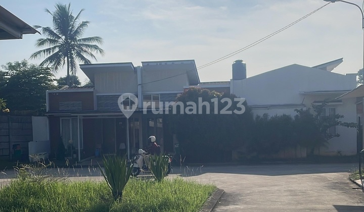 Quick sale of house facing the park in Green View Extension cluster, Serpong Garden 1. 2